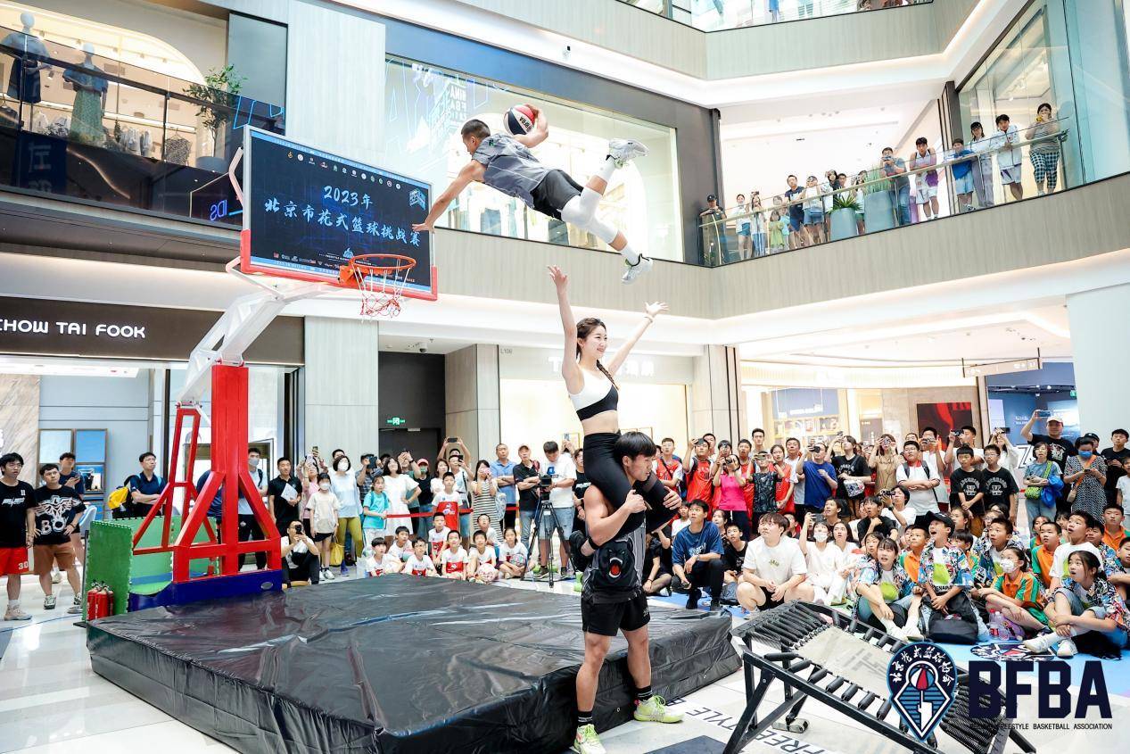 花式表演:赛场上的酷炫篮球技能的简单介绍 花式表演:赛场上的酷炫篮球技能的简单介绍