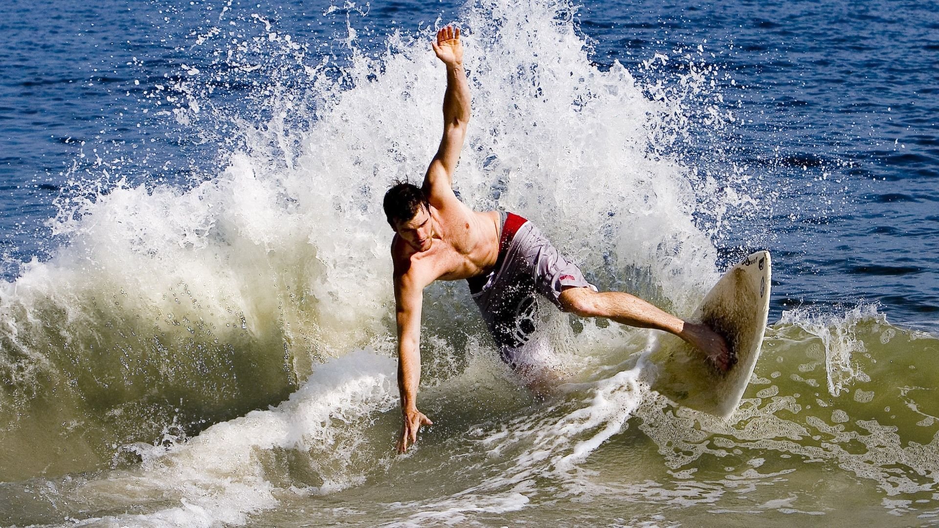 女足比赛中，中国队员孙某展现绝佳射术，女足业余