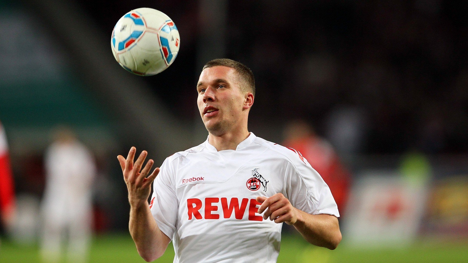 弗赖堡球队在客场比赛中大放异彩，弗赖堡主场球衣