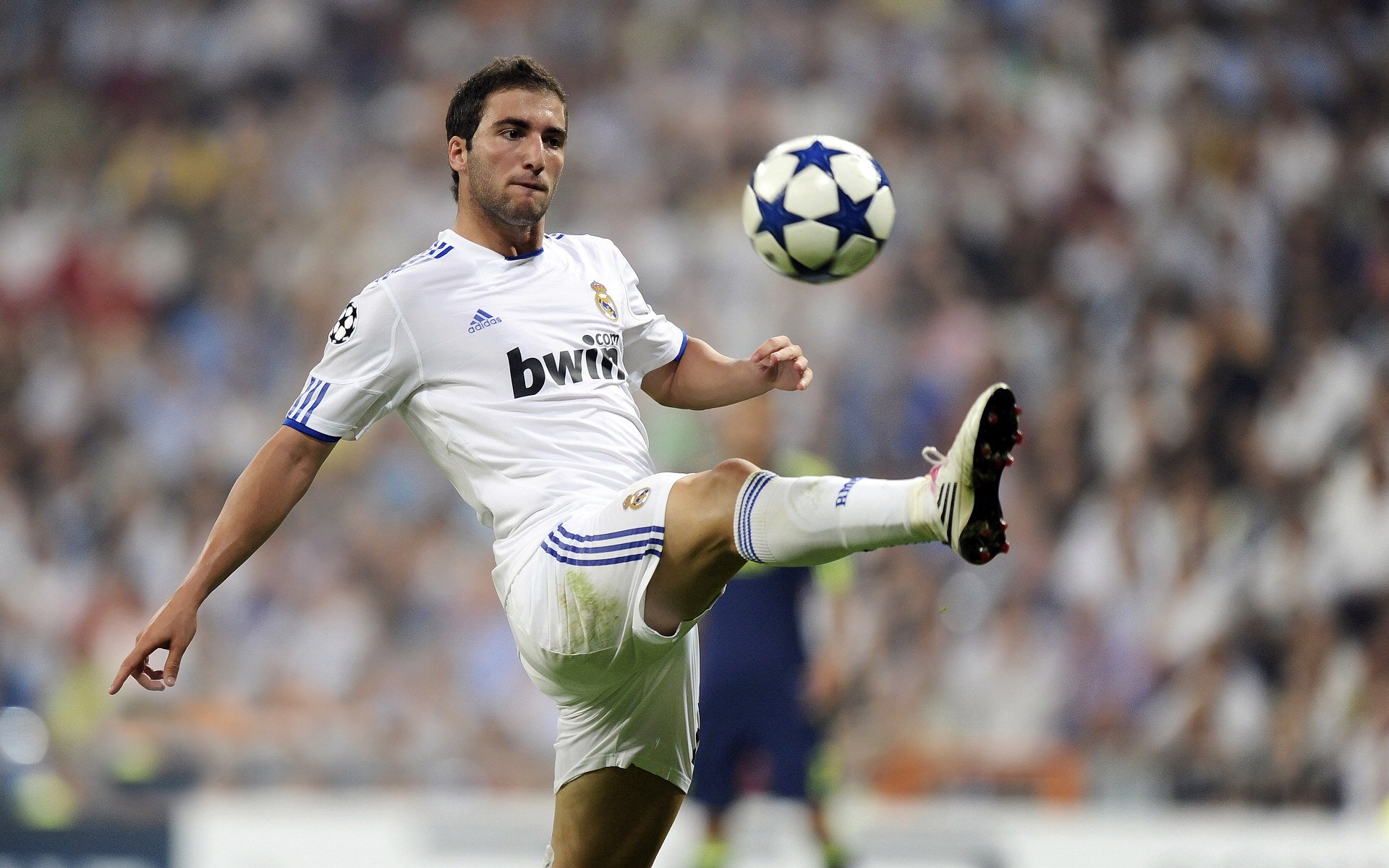 拜仁通过三人支点撕裂博卡防线